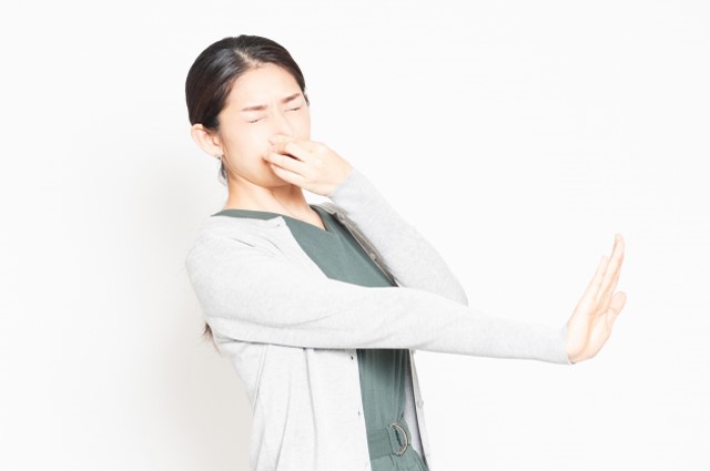 臭いに悩む女性
