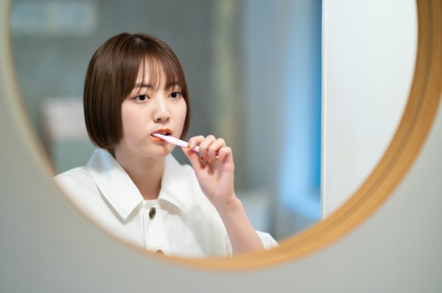 歯磨きをする女性