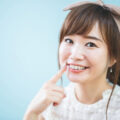 白い歯が素敵な女性
