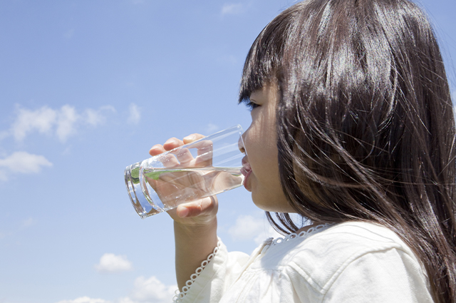 水を飲む子ども