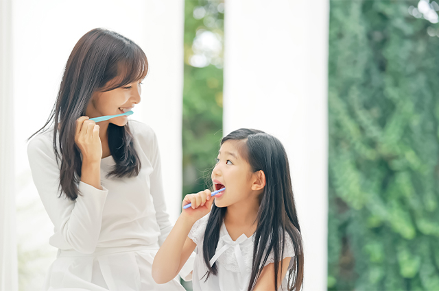 親子で歯磨きをする様子