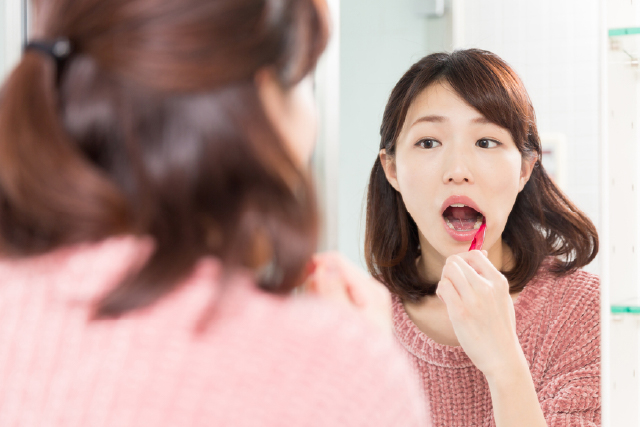 ためしてガッテンで紹介された方法で歯を磨く女性