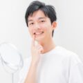 歯を見せて笑顔の男性