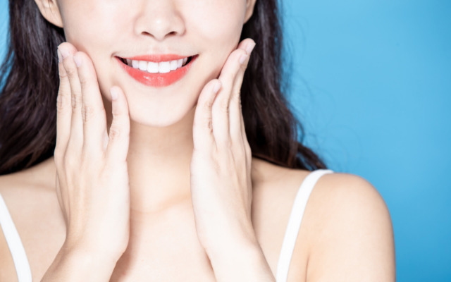 白い歯で笑顔の女性