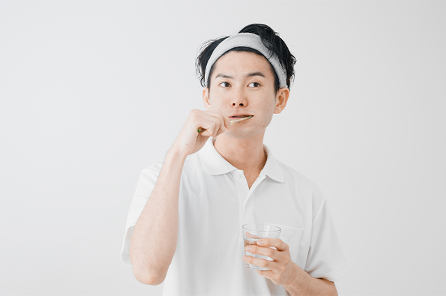 歯磨きをしている男性