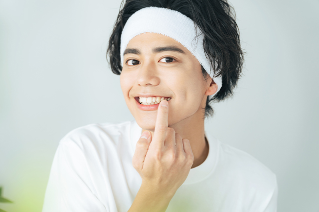 歯を確認する男性