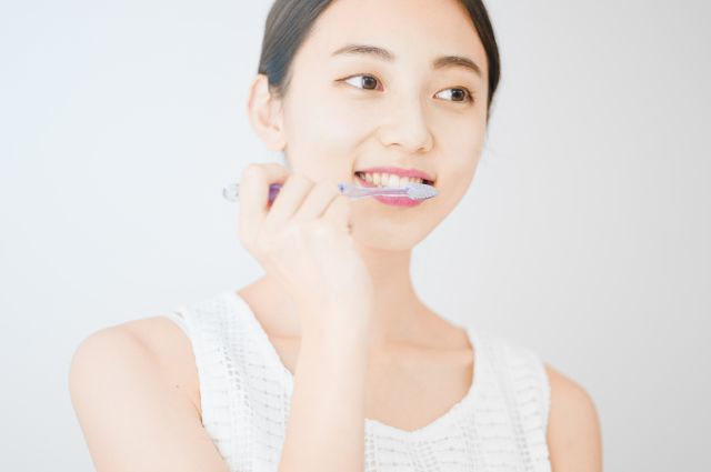 歯磨きする女性