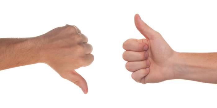 親指を上に向ける手と下に向ける手
