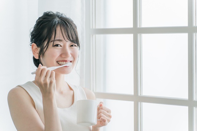 歯磨きをする女性